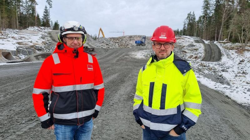 Nils Tegerot, Veidekke och Claes Davidsson, Markera Mark AB framför en av de större bergskärningarna i projektet. (bild, Trimble)